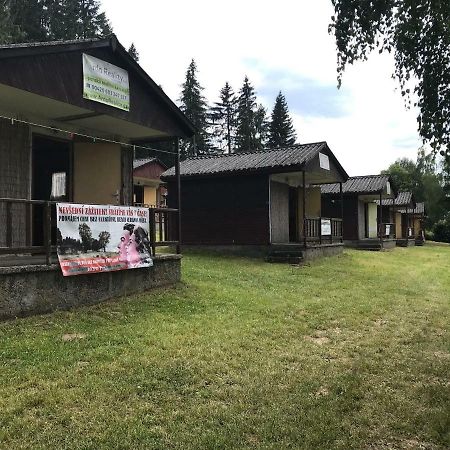 ホテルRetro Chaty U Plaze Lipno Černá v Pošumaví エクステリア 写真