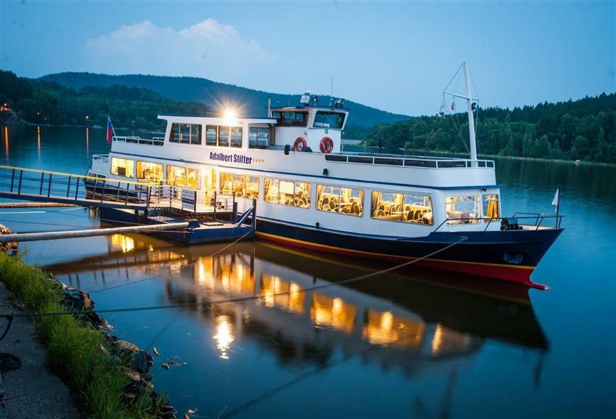 ホテルRetro Chaty U Plaze Lipno Černá v Pošumaví エクステリア 写真
